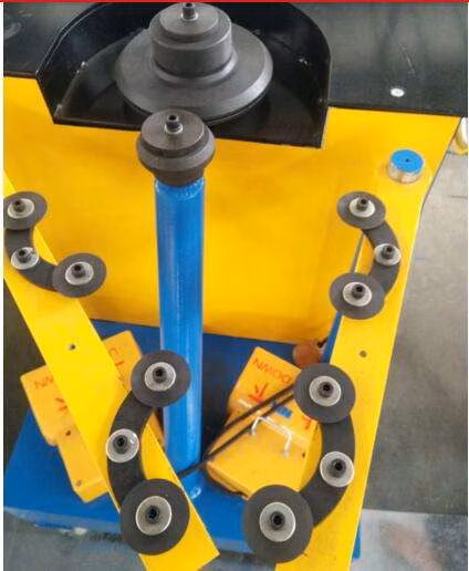 Lamiera zincata Aria condizionata Condotto rotondo Meccanico Gamberetti Gorelocker Macchina per la produzione di condotte a gomito idraulico automatico da 90 gradi